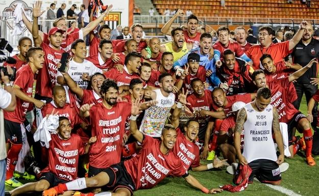 Equipe do Ituano recebe a Ta&ccedil;a de Campe&atilde;o Paulista 2014r
ap&oacute;s partida entre as equipes do Santos x Ituano, no Pacaembu, em SP ( Cedoc/RAC)