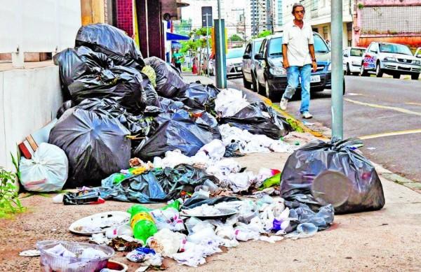 A previs&atilde;o &eacute; que o lixo acumulado durante toda a greve seja normalizada at&eacute; segunda-feira em Piracicaba ( Antonio Trivelin/Gazeta de Piracicaba )
