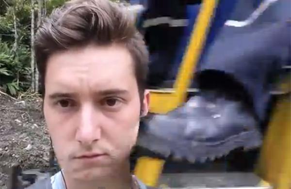 Momento em que a bota do maquinista atinge o rosto de jovem que fazia &quot;Selfie&quot; (Reprodução)