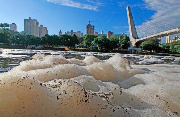 Espuma branca podia ser observada ontem da Avenida Beira Rio (Mateus Medeiros/Gazeta de Piracicaba)