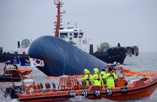 Naufr&aacute;gio de embarca&ccedil;&atilde;o sul-coreana deixou 6 mortos e 290 desaparecidos (France Press)