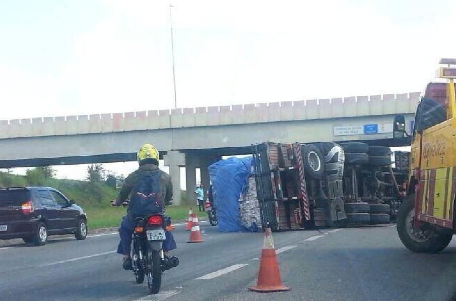 Caminh&atilde;o carregado de papel&atilde;o fechou as pistas da Castelinho ( Divulgação)