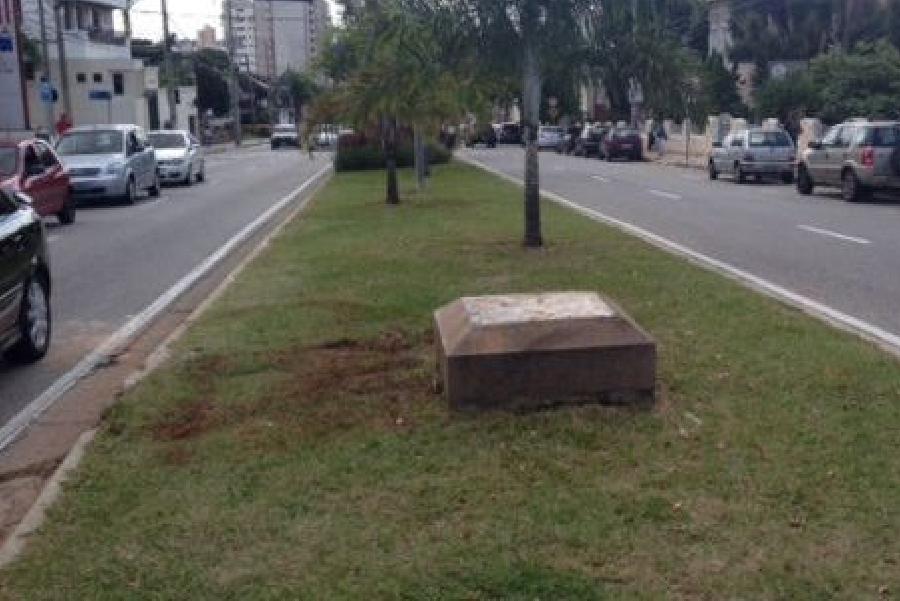Busto do ex-prefeito Eug&ecirc;nio Salerno desapareceu de avenida em Sorocaba ( Divulgação)