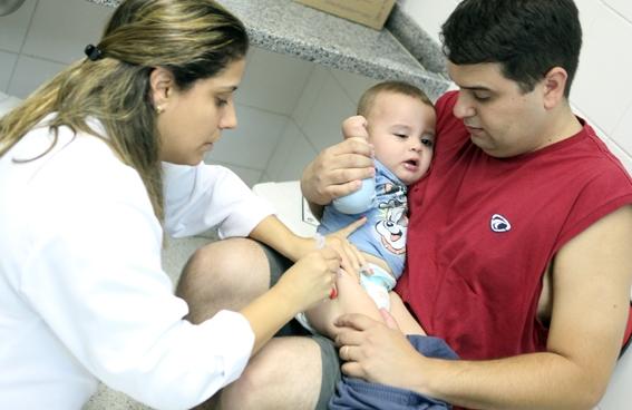 Crian&ccedil;a de Louveira recebe vacina contra a gripe na campanha do ano passado ( Divulgação)