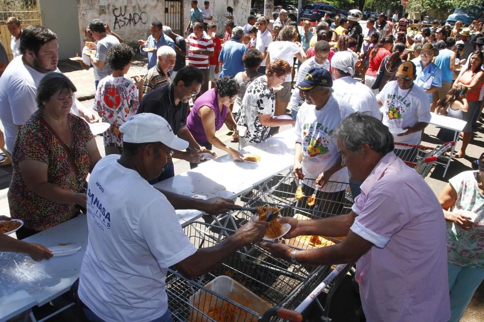 Cerca de 2 mil pessoas participaram da distribui&ccedil;&atilde;o de macarronada durante a festa do Boi Fal&ocirc; ( Gustavo Tilio/Especial para a AAN)