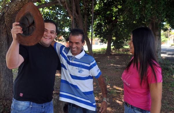Matheus Martone, o Matheus Cear&aacute;, com Edivaldo Moreira Alves e a filha Tifany: agradecimento (Dominique Torquato/AAN)