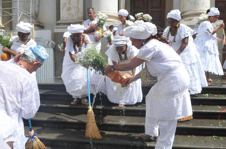 Representantes de religi&otilde;es afro-brasileiras participaram da cerim&ocirc;nia (Dominique Torquato /AAN)