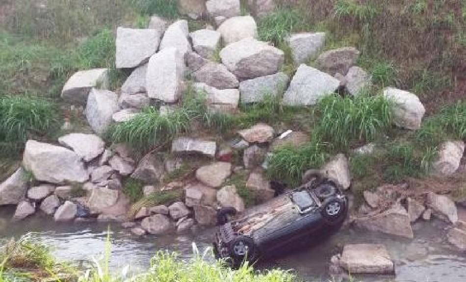 Os tr&ecirc;s ocupantes do carro sofreram apenas ferimentos leves ( Divulgação)