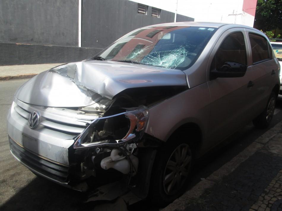 Volkswagen Gol roubado ficou a frente danificada no acidente com a motocicleta (Jaqueline Harumi/AAN )