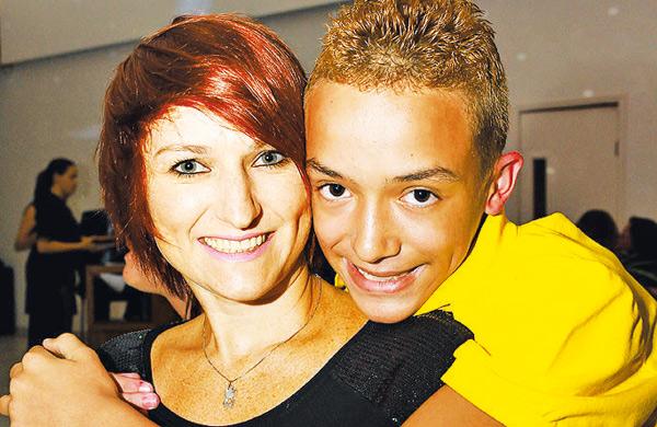 Daniel Marques Nunes Jr. com sua m&atilde;e, Silvia: craque da matem&aacute;tica ( Leandro Ferreira/AAN)