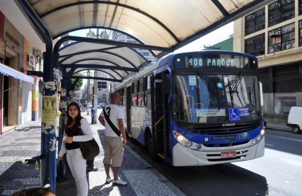 Passageiro em ponto de &ocirc;nibus: fiscaliza&ccedil;&atilde;o no Passe Lazer ( Cedoc/RAC)