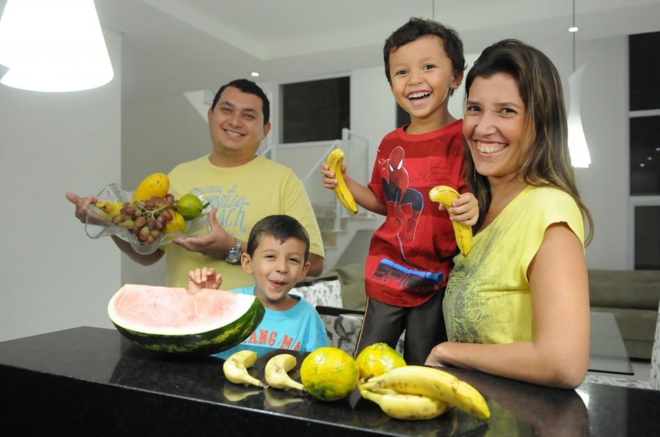 Os pais Roberta e &Aacute;tila com Samuel, de 5 anos, e Breno, de 3: muita fruta, de todas as cores e sabores ( Edu Fortes/AAN)