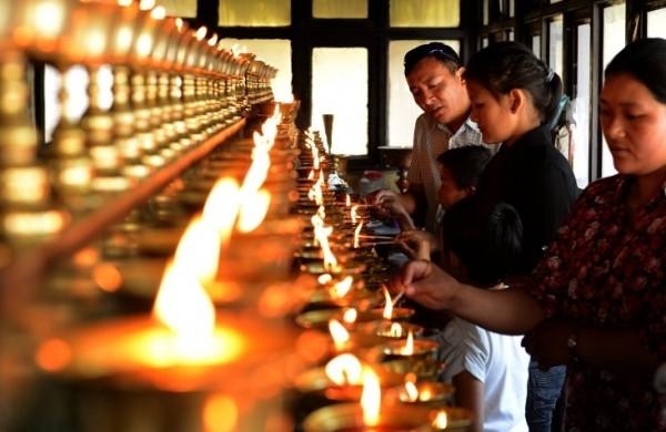 Parentes dos mortos em avalanche no Everest fazem ritual em homenagem &agrave;s v&iacute;timas (France Press)