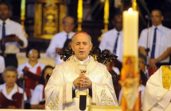 Cerca de 800 pessoas assistiram a cerim&ocirc;nia das 9h30 celebrada pelo arcebispo D. Airton Jos&eacute; dos Santos ( Edu Fortes/AAN)