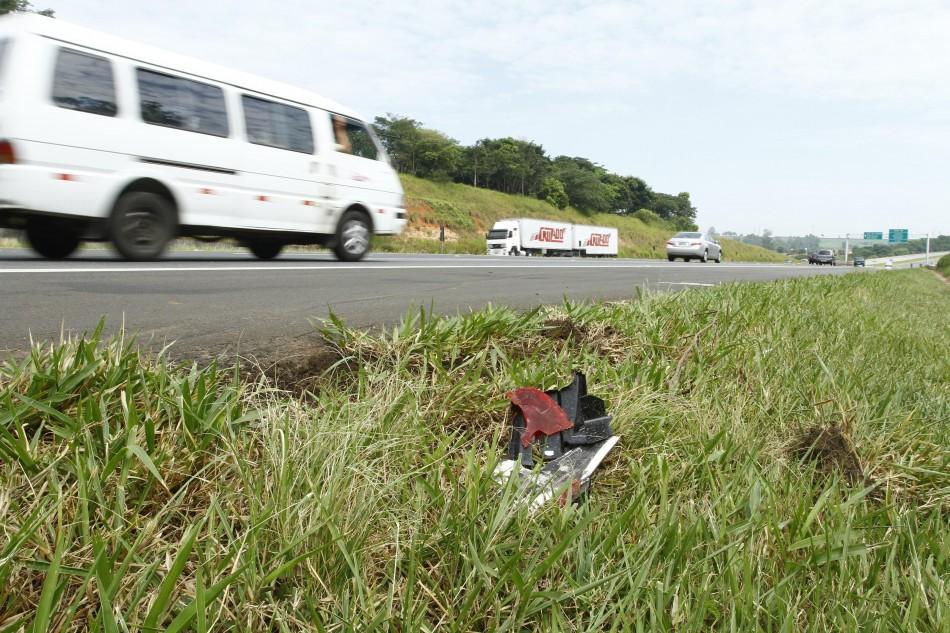Peda&ccedil;os dos ve&iacute;culos envolvidos no acidente ficaram no acostamento da Rodovia dos Bandeirantes ( Gustavo Tilio/Especial para a AAN)