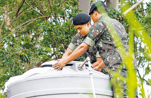 Em Campinas, Ex&eacute;rcito ajuda a lacrar caixas d?&aacute;gua: mais de 14 mil casos ( Leandro Ferreira/AAN)