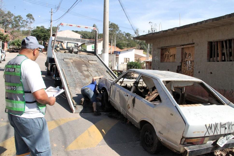 Volkswagen Passat est&aacute; entre os cinco ve&iacute;culos abandonados retirados das ruas em Louveira (Jasso/Divulgação)
