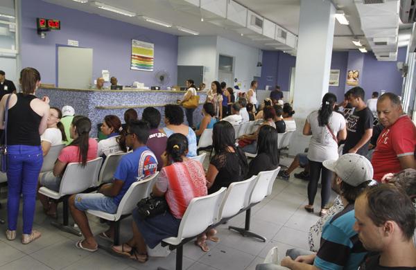 Pacientes em espera no M&aacute;rio Gatti, em Campinas, unidade que concentra parte do atendimento na regi&atilde;o: sem estrutura ( Cedoc/RAC)