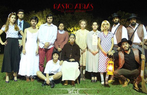 Trupe Os TrEzE se apresentam no Teatro Castro Mendes (Divulgação)