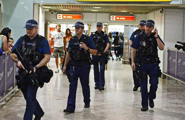 Policiais armados no aeroporto de Londres (Carl de Souza/AFP)