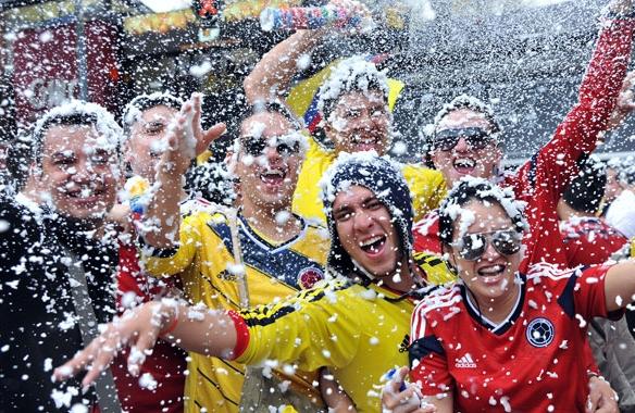 Colombianos em Bogot&aacute; comemorando, com chuva de espuma em spray, a classifica&ccedil;&atilde;o do pa&iacute;s para as quartas de final da Copa do Mundo  (AFP)