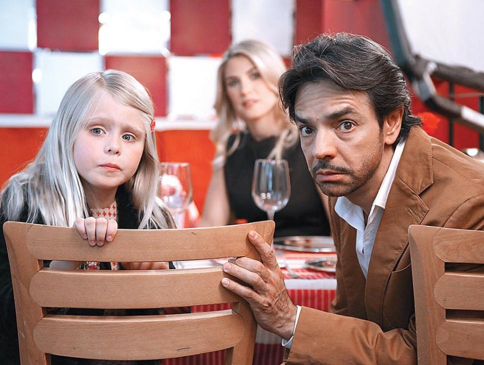 A atriz mirim Loreto Peralta e Eugenio Derbez em cena do filme &quot;N&atilde;o Aceitamos Devolu&ccedil;&otilde;es&quot; ( Divulgação)