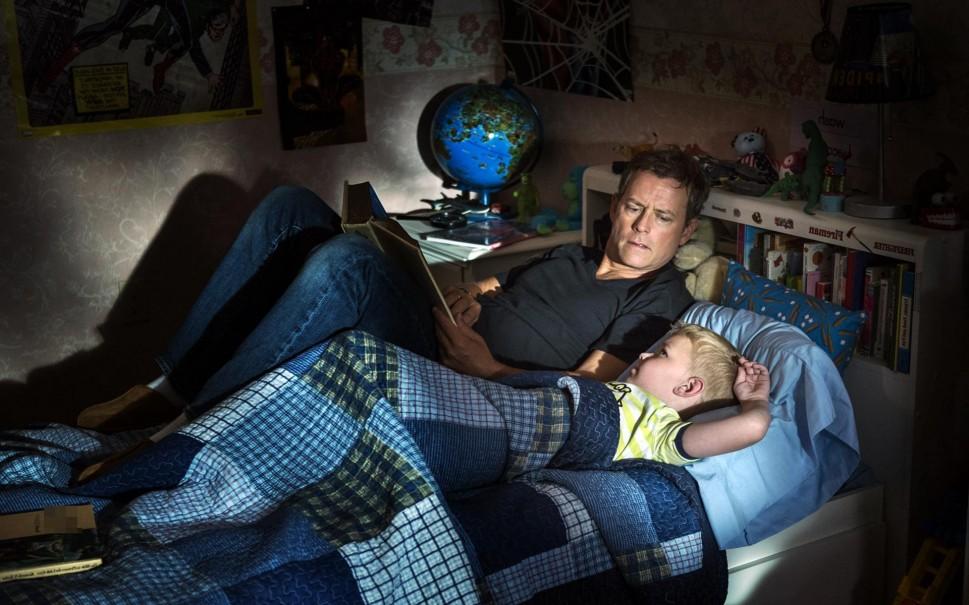 Cena do filme &quot;O Ceu &eacute; de Verdade&quot;, com os atores Greg Kinnearr
e Connor Corum ( Divulgação)