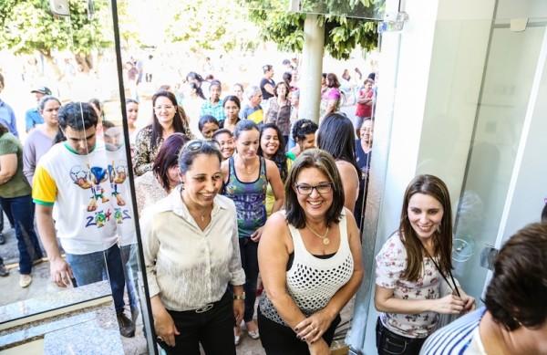 Popula&ccedil;&atilde;o de Novais conhecendo a ag&ecirc;ncia do banco inaugurado na cidade ( Divulgação)