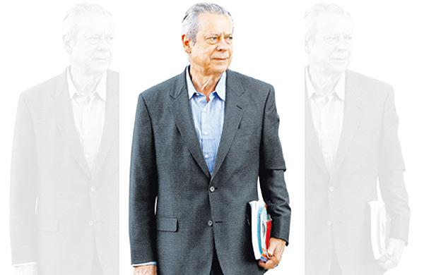 Mais magro, Jos&eacute; Dirceu deixou a cadeia cedo e chegou ao trabalho uma hora antes do combinado, em sil&ecirc;ncio ( Cedoc/RAC)