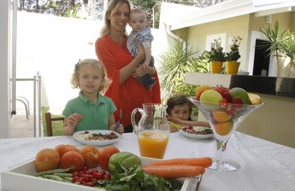 Cristina Scomparin Coelho, com os filhos Helena, Guilherme e o beb&ecirc; Ricardo, aposta na variedade ( Gustavo Tilio/ Especial para a AAN)