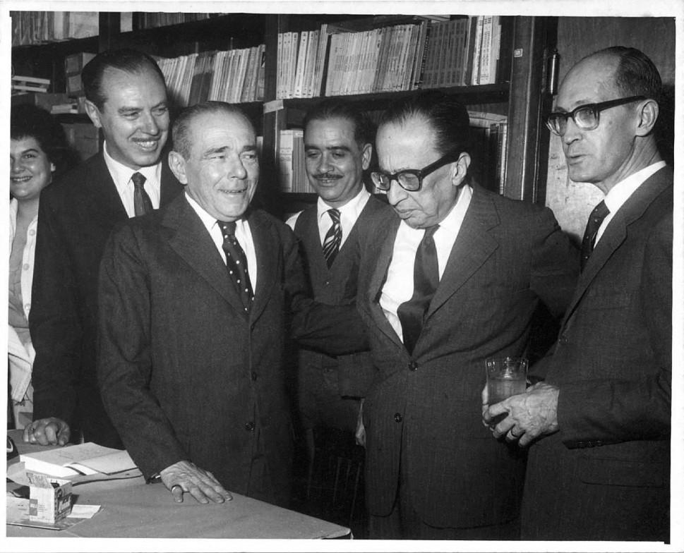 Fotos mostra  Lu&iacute;s de Barros Martins, Guilherme de Almeida, Carlos Ribeiro, Manuel Bandeira e Carlos Drummond de Andrade ( Divulgação)
