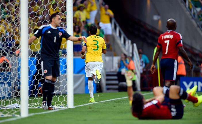 O capit&atilde;o Thiago Silva sai em comemora&ccedil;&atilde;o do primeiro gol na partida contra a Col&ocirc;mbia (Vipcomm)