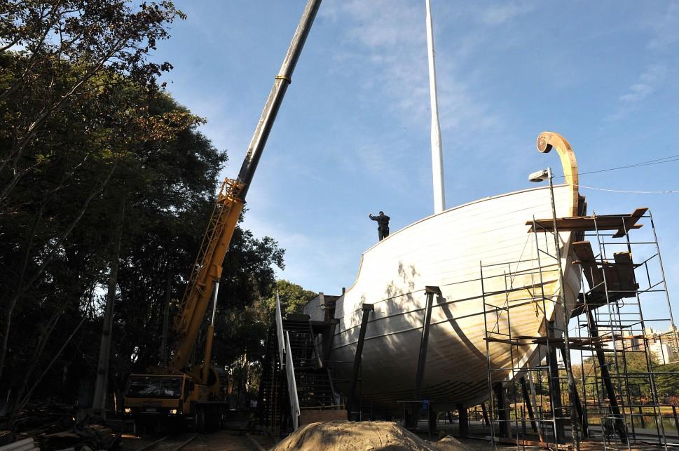 A Marinha e a Prefeitura&nbsp;ergueram os tr&ecirc;s mastros da caravela (Carlos de Souza Ramos/AAN)