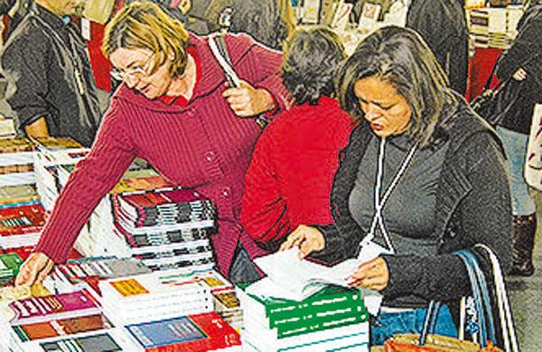 Feira de livros na &uacute;ltima edi&ccedil;&atilde;o do Cole, realizada em julho de 2012 ( Cedoc/ RAC)