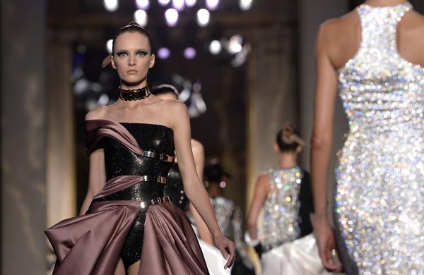 Cole&ccedil;&atilde;o super sexy de Versace teve Jennifer L&oacute;pez na primeira fila (France Press)