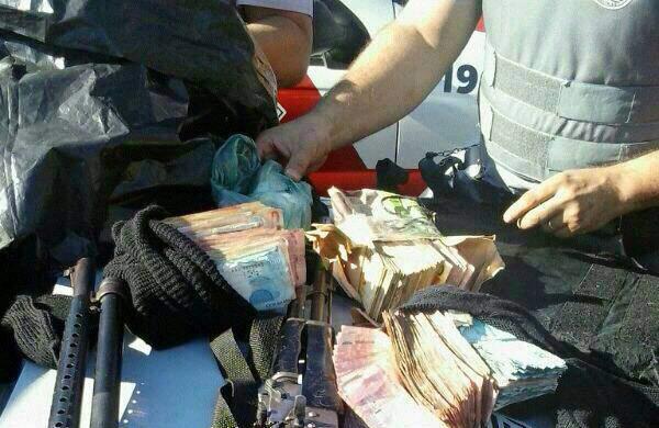 Pol&iacute;cia encontrou fuzil , espingarda, rev&oacute;lver, material explosivo, coletes bal&iacute;sticos, toucas ninjas e uma grande quantidade em dinheiro ( Divulgação)