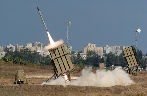 Em Israel, m&iacute;ssil &eacute; lan&ccedil;ado por bateria de &quot;Iron Dome&quot;, sistema de defesa de m&iacute;sseis de curto alcance  (DAVID BUIMOVITCH/ AFP)