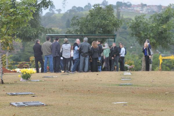 Familiares evitaram falar sobre o acidente durante o sepultamento de Giovani Buzzo (bUZZO)