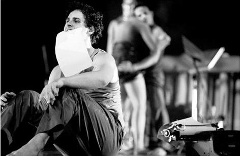 Cena do espet&aacute;culo de dan&ccedil;a contempor&acirc;nea 'Paranoia', da Cia. de Dan&ccedil;as de Diadema  ( Divulgação)