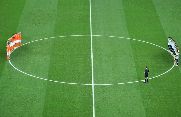 Jogadores fazem um minuto de sil&ecirc;ncio em mem&oacute;ria do ex-jogador Alfredo Di Stefano do jogo da semi-final entre Holanda e Argentina da Copa na Arena Corinthians, em SP (GABRIEL BOUYS/AFP)