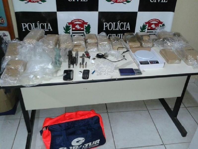 25 quilos de maconha e um rev&oacute;lver foram apreendidos pela pol&iacute;cia ( Divulgação)