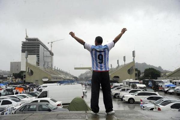 Com o Terreir&atilde;o do Samba lotado, a Pra&ccedil;a da Apoteose, no Samb&oacute;dromo, foi aberta para acomodar os turistas argentinos e seus carros (Tânia Rêgo/Agência BrasilTânia Rêgo/AgêncTânia Rêgo/Agência Brasil)