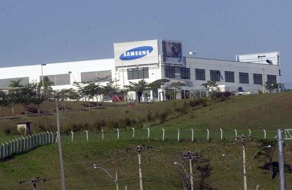 Assaltantes fizeram 11 pessoas ref&eacute;ns para poder entrar na f&aacute;brica da Samsung e roubar quatro caminh&otilde;es da empresa carregados com celulares ( Carlos Sousa Ramos/AAN)