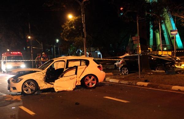 Populares informaram que motorista causador do acidente seguia em alta velocidade (Diego Almeida/AAN)