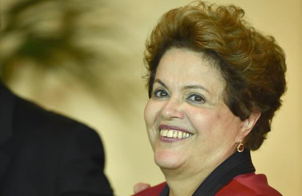 Dilma diz que vai &agrave; final entregar ta&ccedil;a e n&atilde;o teme vaias (YASUYOSHI CHIBA/ AFP)