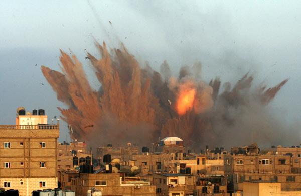 Avi&otilde;es de guerra israelenses mantiveram ataques mortais &agrave; Faixa de Gaza (SAID KHATIB/ AFP)