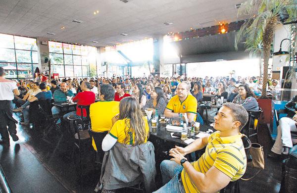 Torcedores lotaram o Boteco S&atilde;o Bento, no Cambu&iacute;, mais por obriga&ccedil;&atilde;o at&eacute; porque a maioria n&atilde;o acreditava na vit&oacute;ria da Sele&ccedil;&atilde;o Brasileira contra a Holanda: palpite que foi acertado ( Janaína Maciel/Especial a AAN )