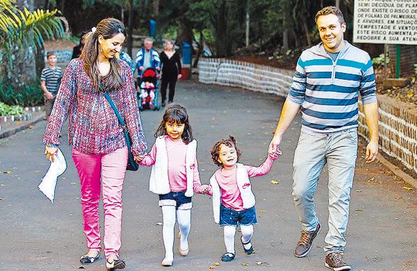 Amanda e Eduardo passeiam com Maria e Ana no bosque: fim de f&eacute;rias ( Leandro Ferreira/AAN)