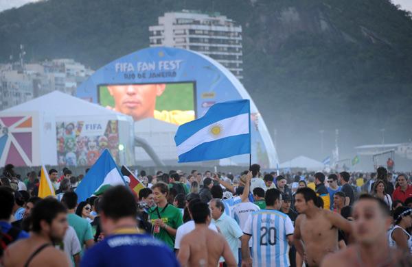Maioria argentina ocupa Fan Fest em Copacabana (AFP)