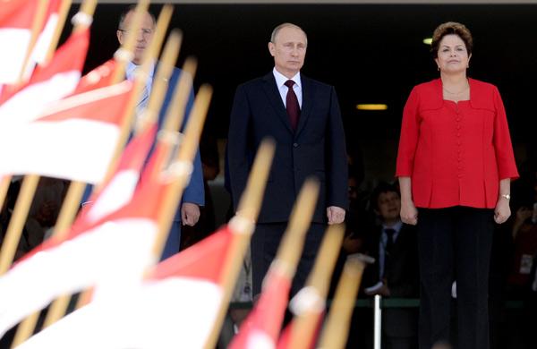 Presidente da R&uacute;ssia, Vladimir Putin, chegou na manh&atilde; desta segunda no Pal&aacute;cio do Planalto, em Bras&iacute;lia, onde &eacute; recebido em visita de Estado pela presidente Dilma Rousseff (AFP)
